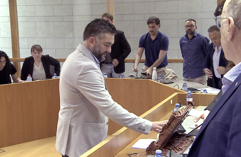 El nuevo concejal de Vox, Adri�n Valenzuela, toma posesi�n